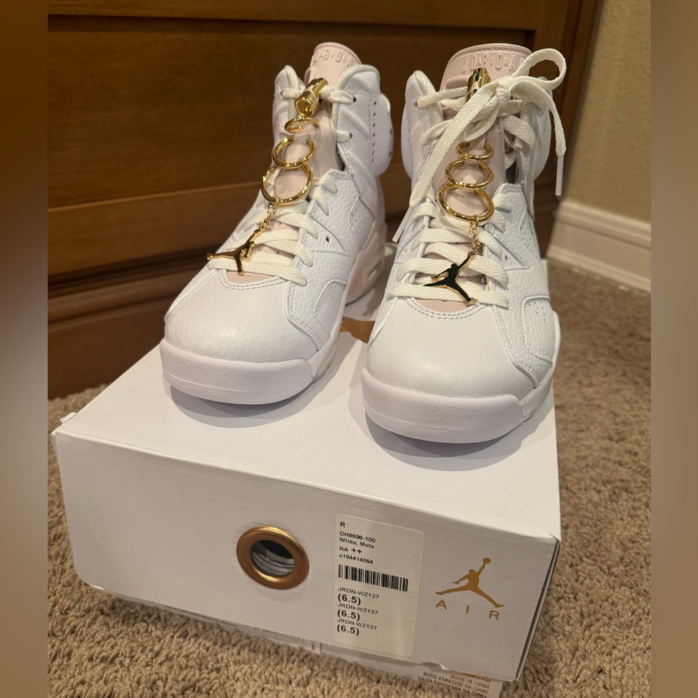 Authentic brand new Nike Air Jordan 6 Retro Sneaker Shoe Size W6.5
